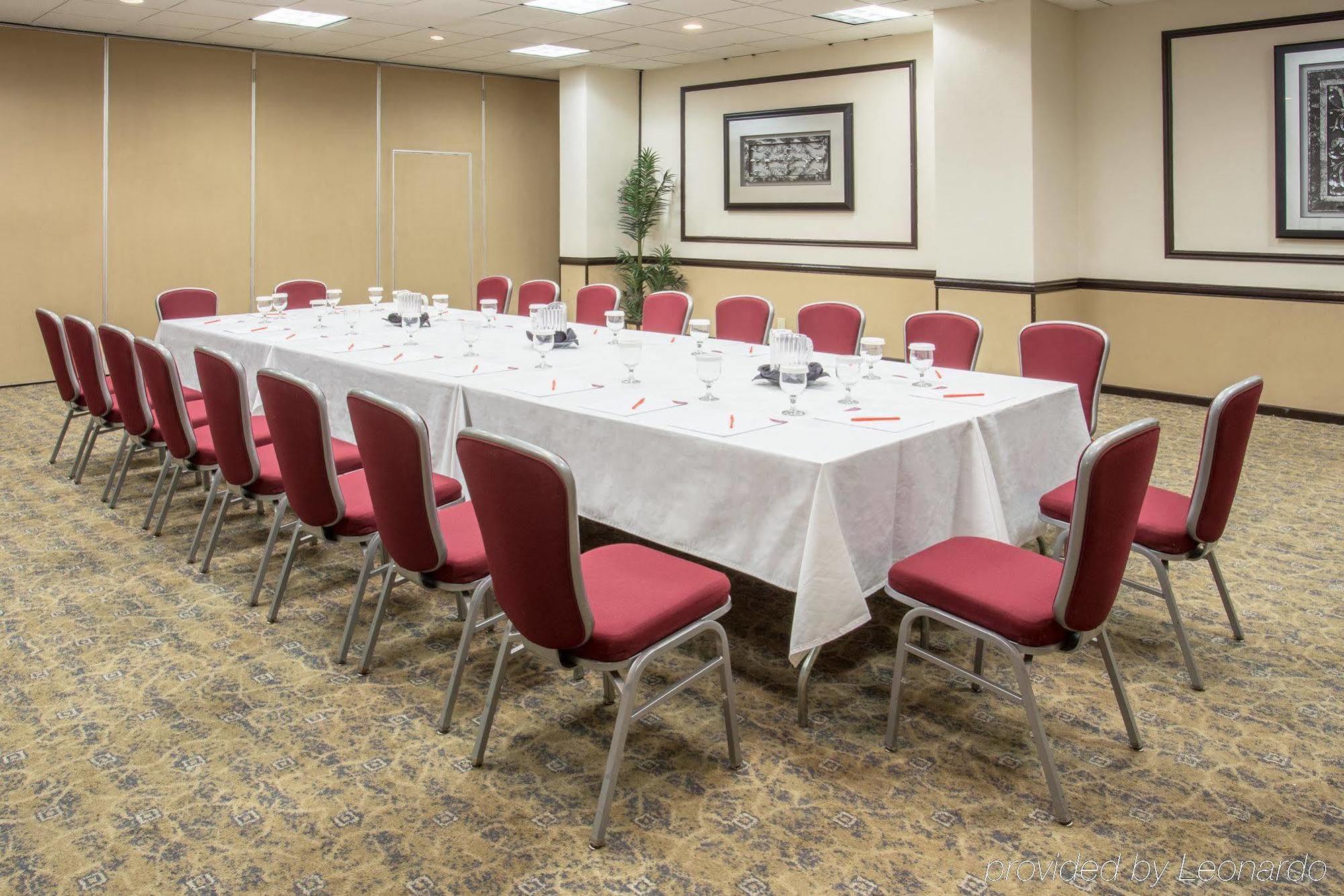 Crowne Plaza Suites Houston - Near Sugar Land Buitenkant foto