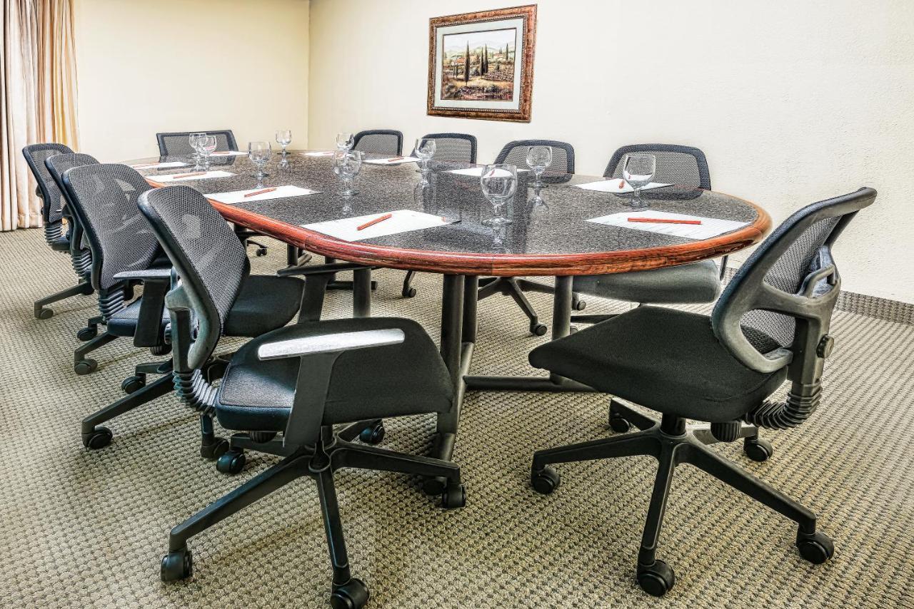 Crowne Plaza Suites Houston - Near Sugar Land Buitenkant foto